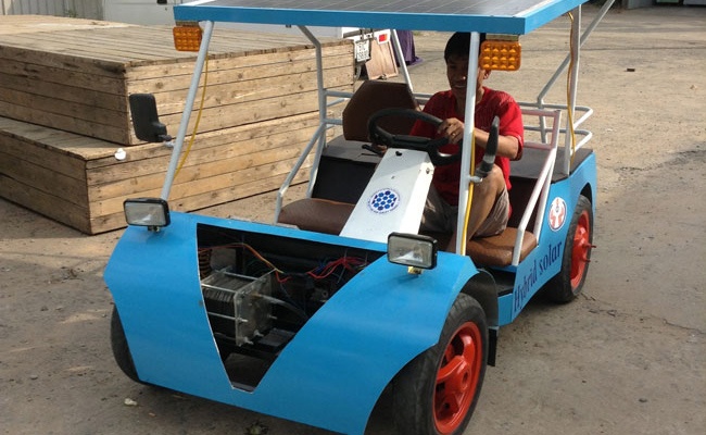 Sinh vien Viet Nam che tao thanh cong xe nang luong mat troi hinh anh