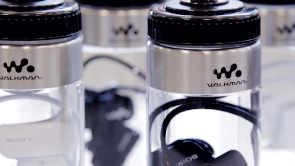 Sony ban may nghe nhac dung trong chai nuoc hinh anh