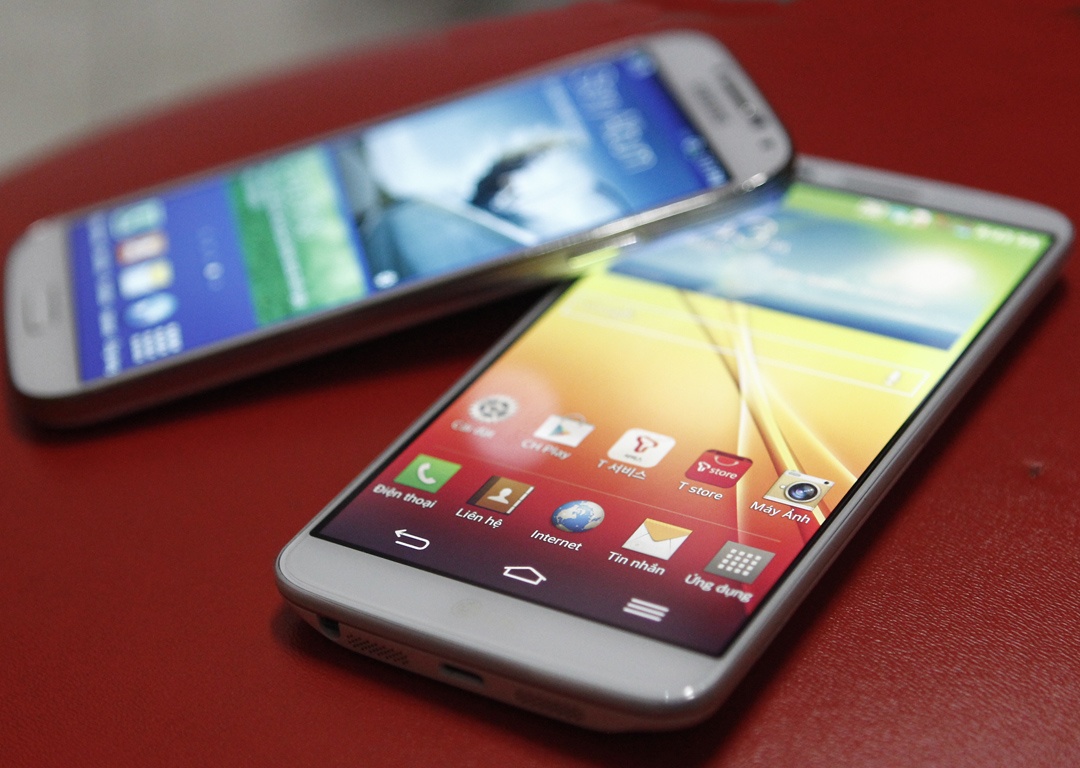 Dien thoai Android cao cap dong loat xuong gia tai Viet Nam hinh anh