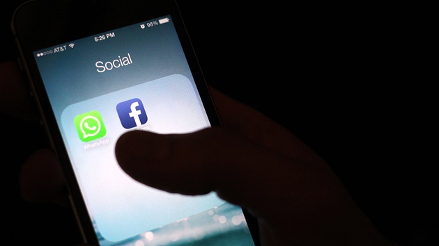 Sep Facebook de y WhatsApp tu khi nao? hinh anh