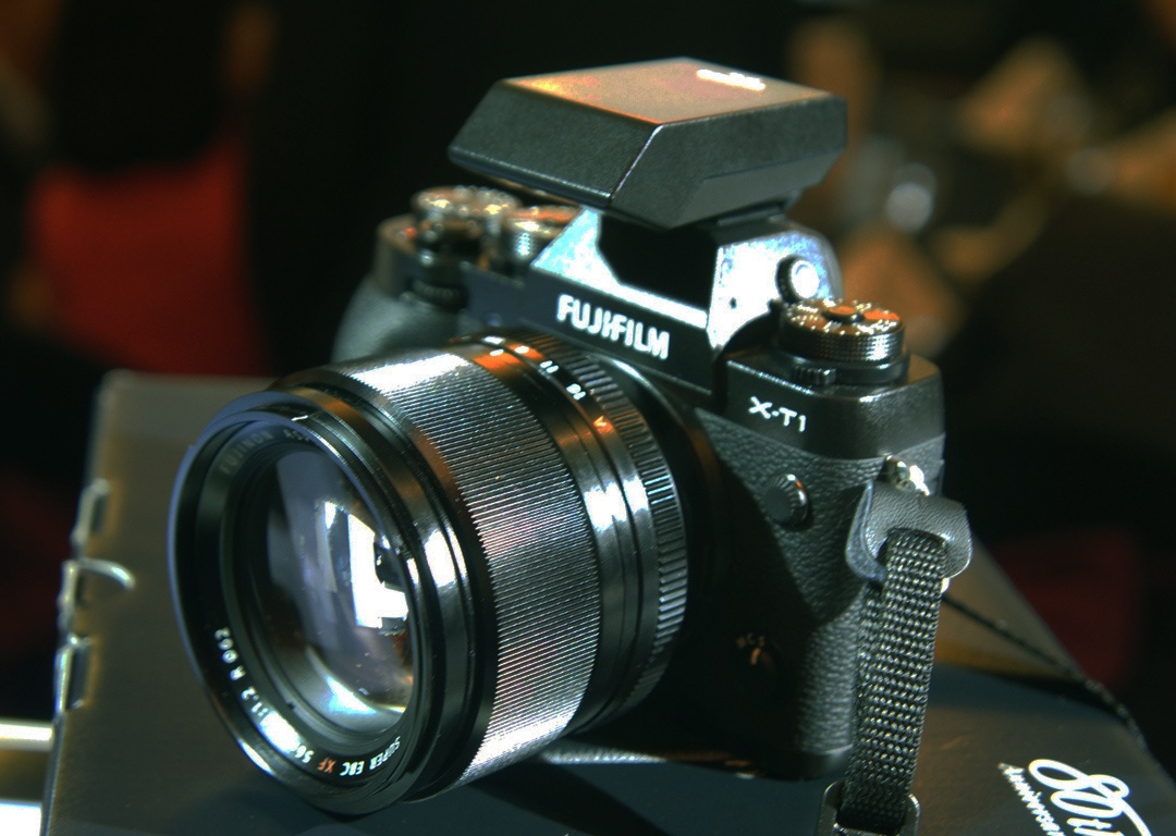 May anh mirrorless cao cap nhat cua Fujifilm ra mat tai VN hinh anh