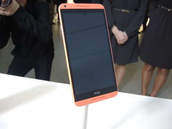 Nua trieu don dat hang cho ‘iPhone 5C cua HTC’ trong 3 ngay hinh anh