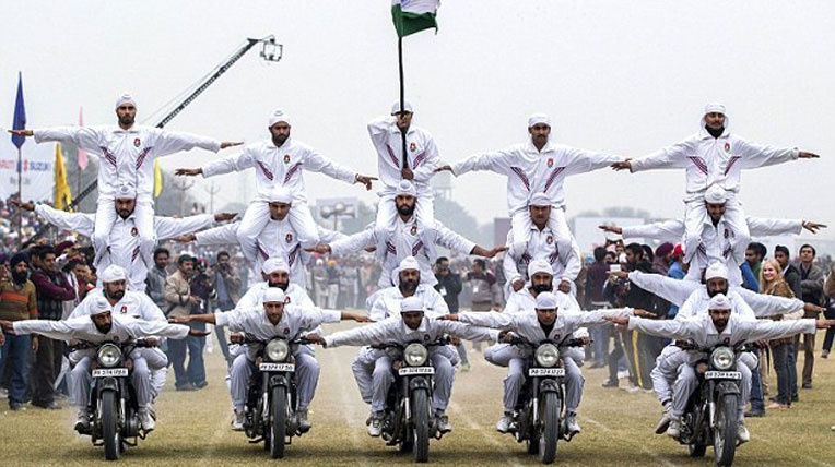 Xem nguoi An Do choi tro doc voi xe hinh anh