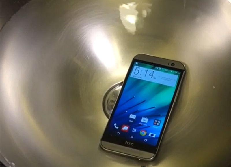 HTC One M8 cung co kha nang chong nuoc? hinh anh