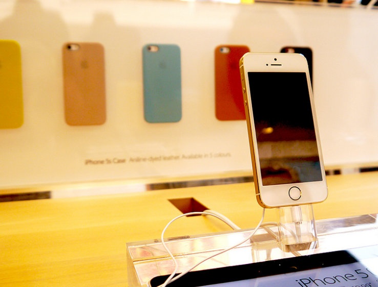 iPhone trung bay bi khach hang khoa iCloud o Viet Nam hinh anh