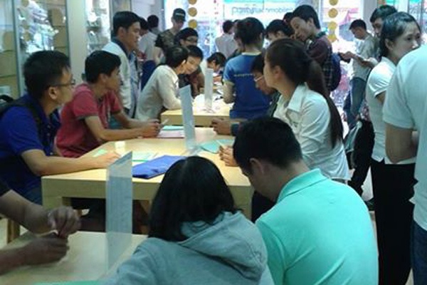 Khách hàng đến hỏi mua rất đông nhưng một cửa hàng tại TP.HCM không có máy để bán. Ảnh: Duy Tín.