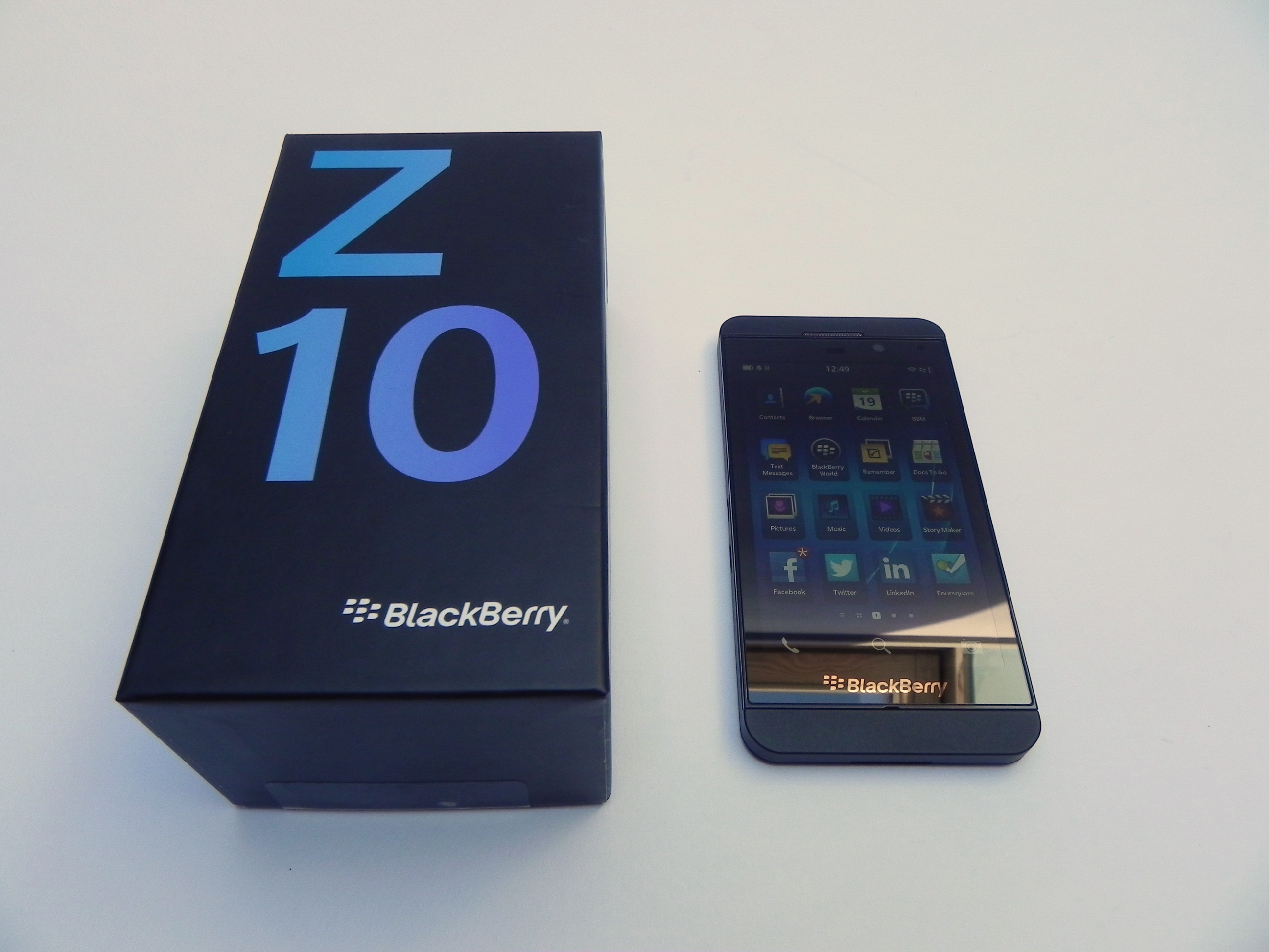 BlackBerry Z10 gia 4,5 trieu dong vua ban da chay hang hinh anh