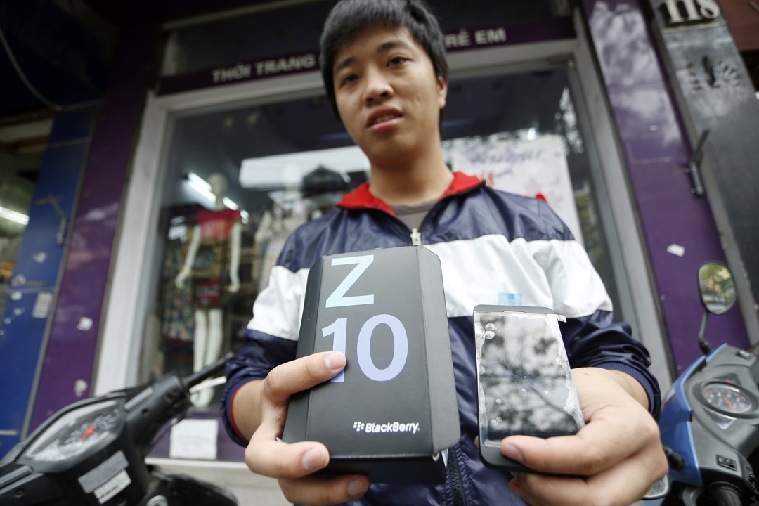 Anh Đạt là một trong số những người đến nhận máy vào sáng nay. Anh đã đặt trước từ ngày 4/4.