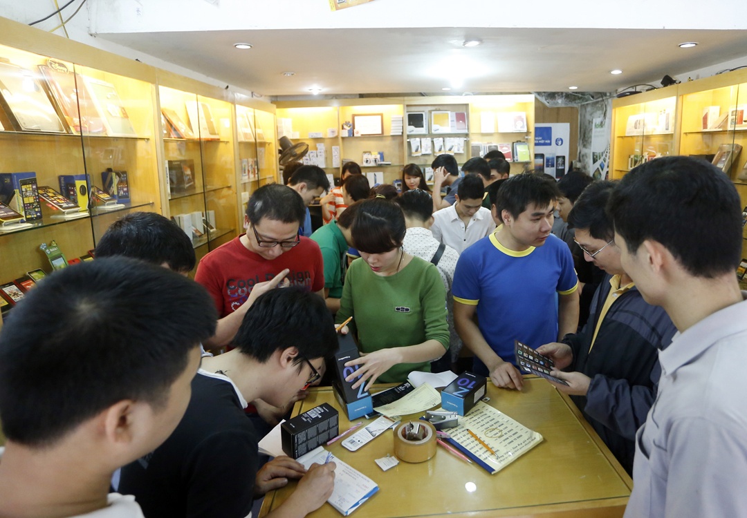Rất nhiều người đến hỏi mua và nhận BlackBerry Z10 đặt trước tại một cửa hàng của Hoàng Hà tại Thái Hà, Hà Nội.