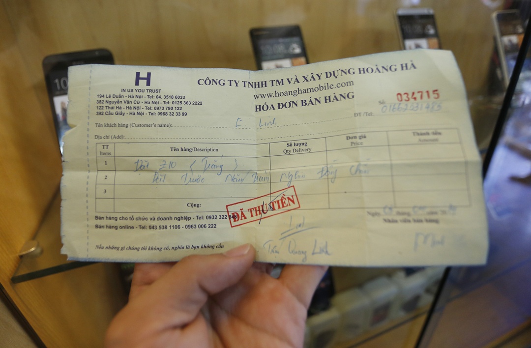 Khách đến nhận máy đều đã đặt trước khoảng 500.000 đồng.