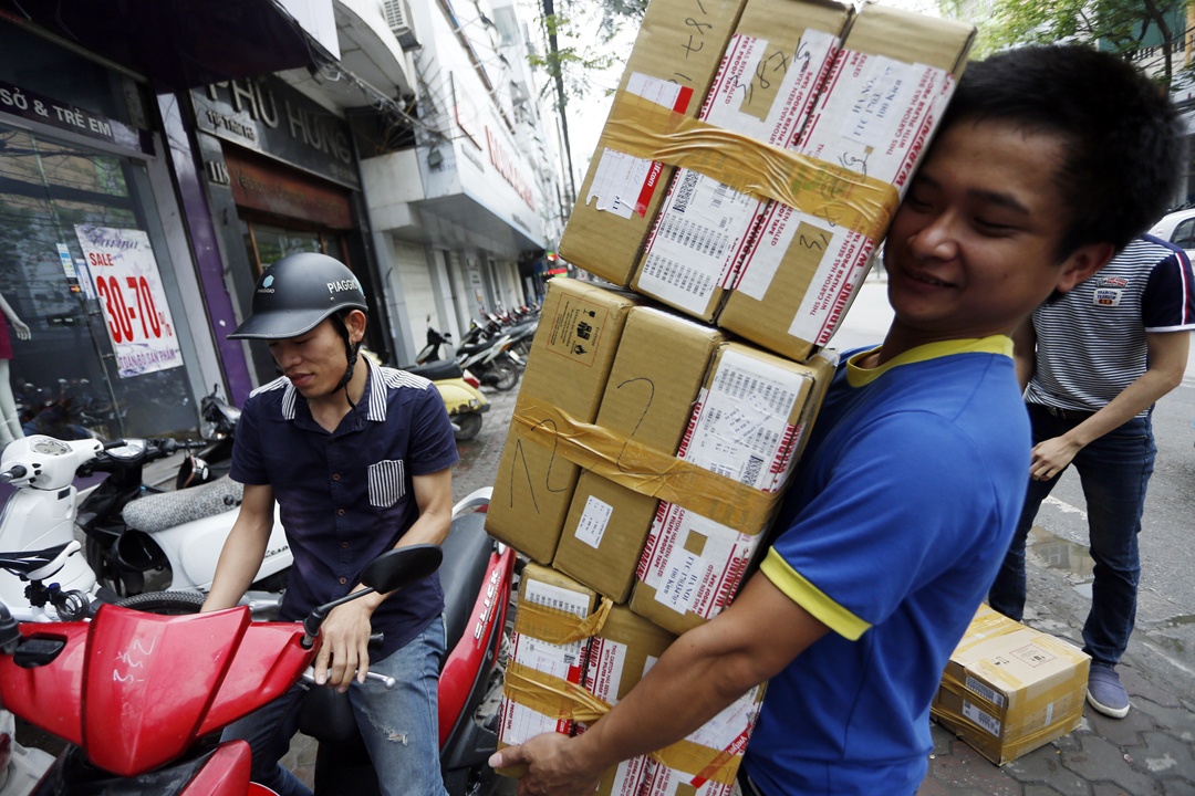 10h30 sáng 10/4, lô 200 chiếc Z10 đã về đến cửa hàng.