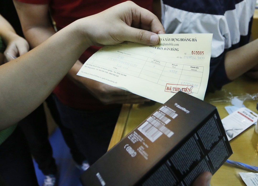 Nhân viên cửa hàng cho biết, máy về đợt này khá nhiều, đủ để phục vụ nhu cầu của khách. Ngoài ra, cũng sẽ có thêm một đợt hàng nữa về vào ngày 16/4.