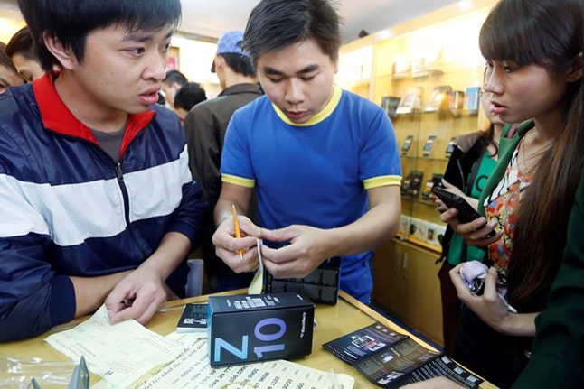 BlackBerry Z10 ban tro lai, nguoi Ha Noi do xo di mua hinh anh