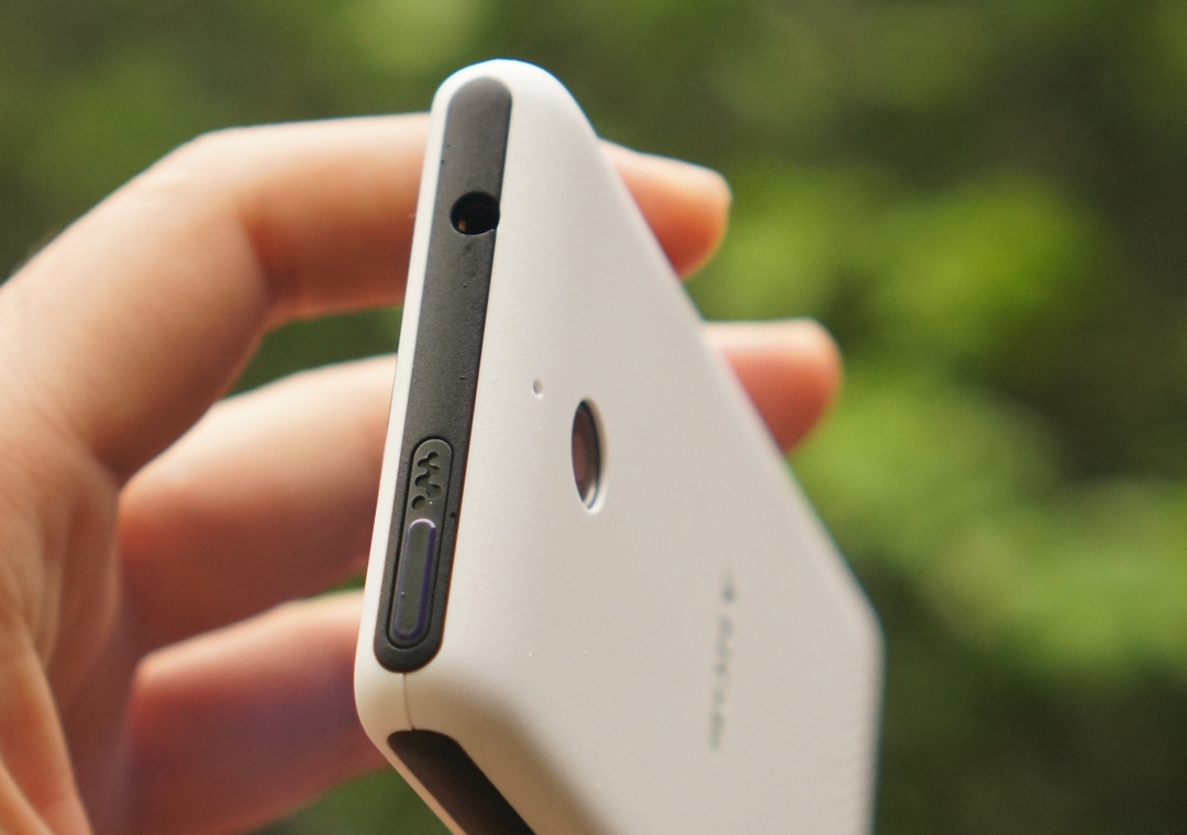 Phím cứng điều khiển chức năng chơi nhạc của Xperia E1.