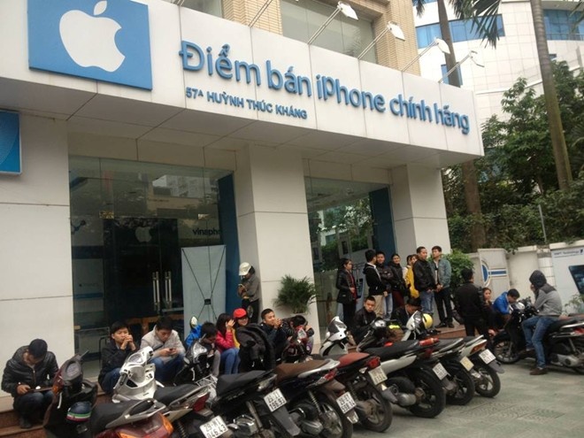 Cảnh xếp hàng tại một điểm bán sản phẩm trong ngày đầu iPhone 5S chính hãng bán ra tại Việt Nam. Ảnh: Tuấn Mark.