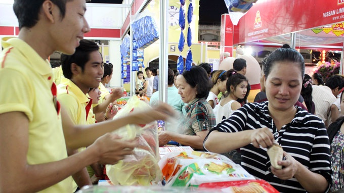 Quang ba hang Viet tren truyen hinh Campuchia hinh anh