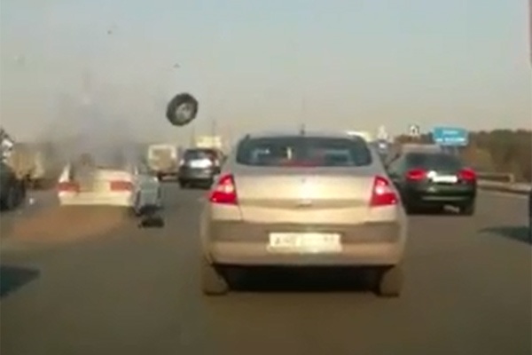 O to dang di no tung ca lop bay len troi hinh anh