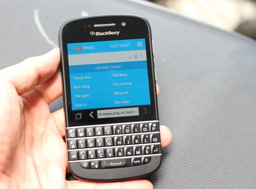BlackBerry Q10 chinh hang giam gia soc 4 trieu dong hinh anh