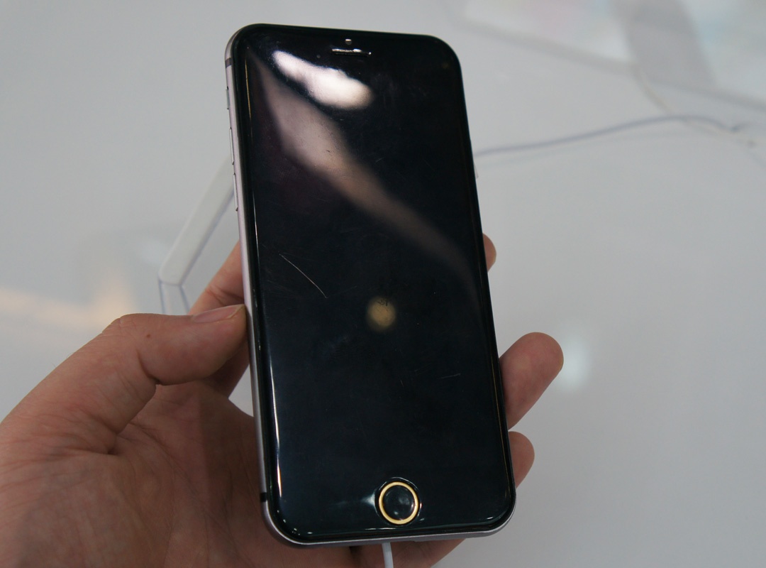 Một mẫu mô hình được cho là của iPhone 6 vừa được đưa về Hà Nội. Mô hình này có kiểu dáng trùng khớp hoàn toàn với những hình ảnh rò rỉ trước đó.