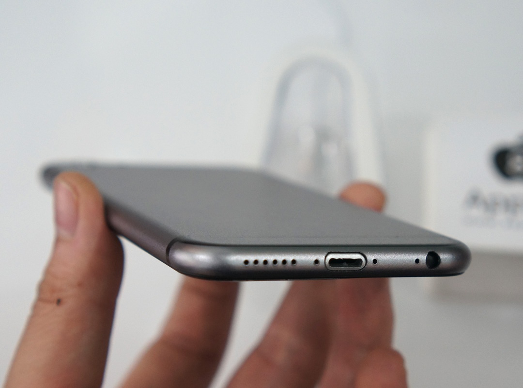 Mô hình iPhone 6 có các cạnh bo tròn mềm mại, tạo cảm giác dễ chịu khi cầm. Tuy sở hữu màn hình 4,7 inch nhưng cầm mẫu mô hình nói trên cho cảm giác thoải mái hơn cả khi cầm iPhone 5S.