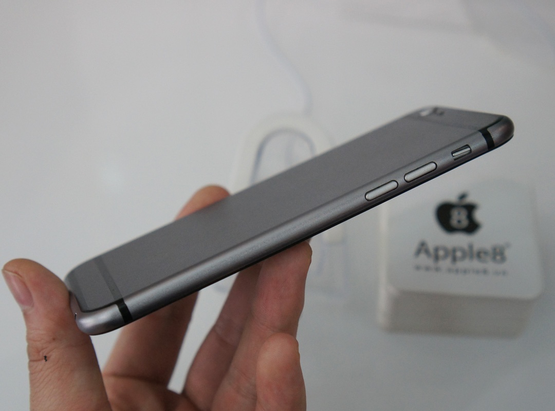 Các nút bấm tăng giảm âm lượng của máy đã được thay đổi, với thiết kế dạng thon dài giống iPad hơn là iPhone 5S.