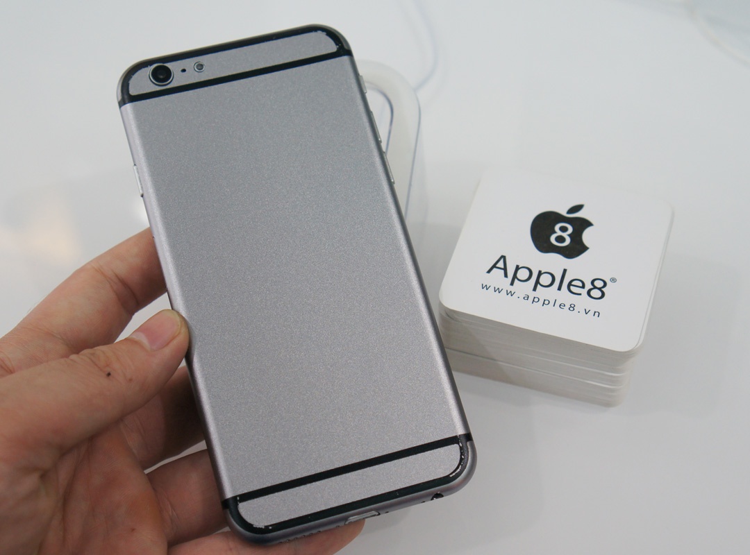 Đây là một bản mô hình tương đối hoàn thiện, với vỏ máy làm bằng chất liệu nhôm, đầy đủ các nút bấm cũng như khe cắm. Cảm giác đầu tiên khi cầm trên tay là máy rất nhẹ và mỏng. Mẫu mô hình này có trọng lượng khá tương đồng với iPhone 5S. Nhiều khả năng iPhone 6 khi ra mắt vẫn sẽ giữ nguyên cân nặng này. 