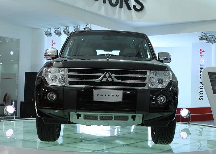 Vận hành khỏe, thiết kế nam tính nhưng giá cao nên phiên bản nhập khẩu Pajero không còn nhiều cửa sống bên cạnh phiên bản nội Pajero Sport giá hợp lý hơn.