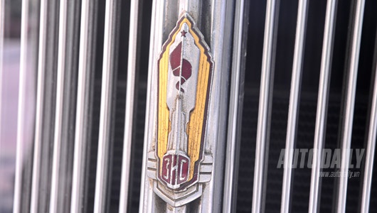 Logo ZIS (tên viết tắt nhà máy Sản xuất ôtô Matxcơva Stalin)