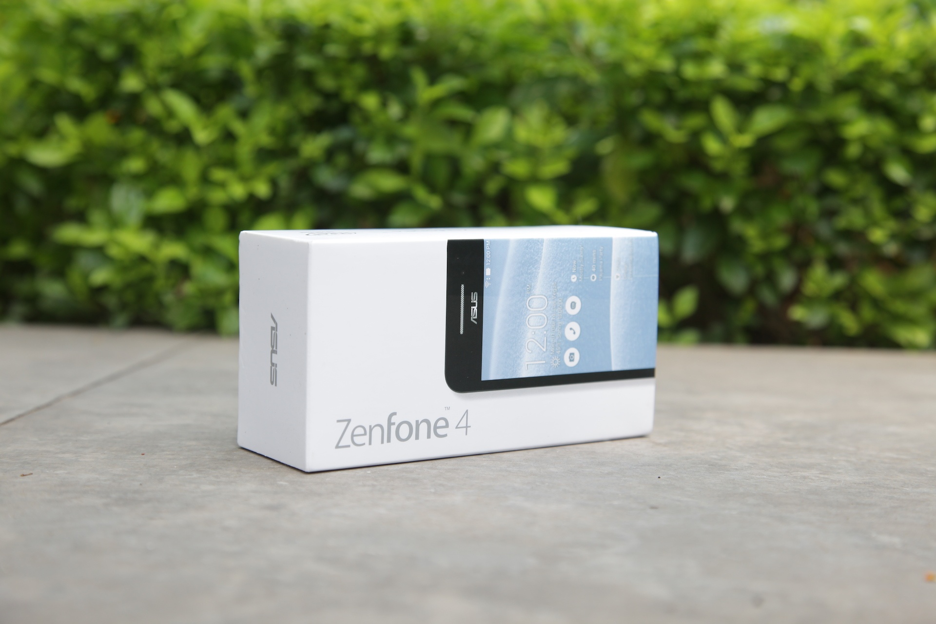 Mo hop Asus Zenfone 4 gia 2 trieu dong tai VN hinh anh