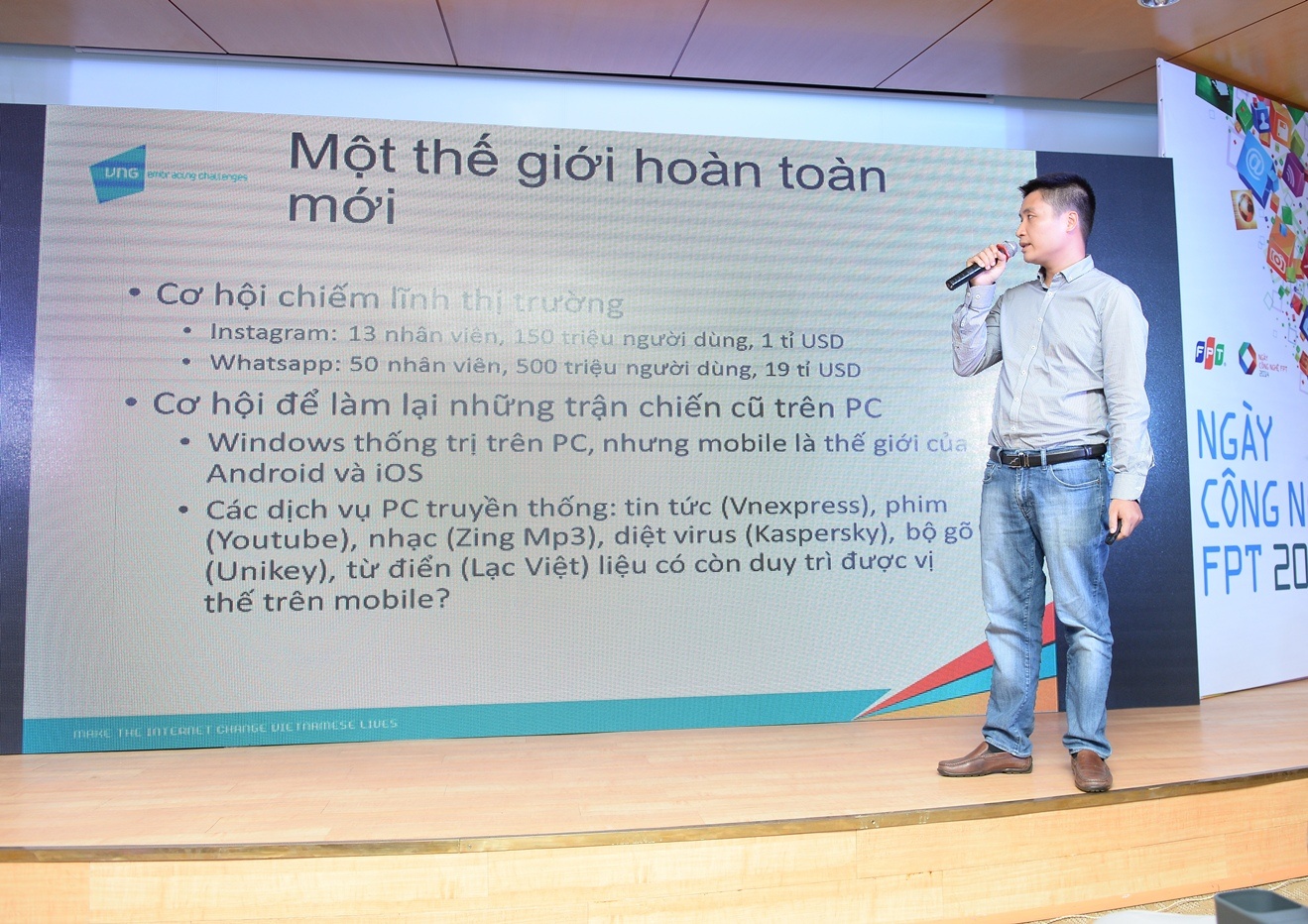 Trước khi nói về Zalo, ông Khải mở đầu với câu chuyện “mobile first”. Theo vị Phó tổng Giám đốc VNG, đây là một thế giới mới với những cơ hội chiếm lĩnh thị trường, và làm lại những “trận chiến” cũ trên PC với sự thống trị của những nền tảng phân phối, thanh toán toàn cầu như Google play, Appstore. Tuy nhiên, để thành công buộc những cá nhân, tập thể muốn tiến vào mobile first phải có tư duy mới. Tức xây dựng mới sản phẩm phục vụ mobile sẽ tốt hơn mở rộng sản phẩm từ desktop, phải từ bỏ nhiều kiến thức cũ nhưng không biết chắc nên bỏ cái nào. Vì thế, những công ty rất thành công trên PC thì thêm khó khi chuyển sang mobile.