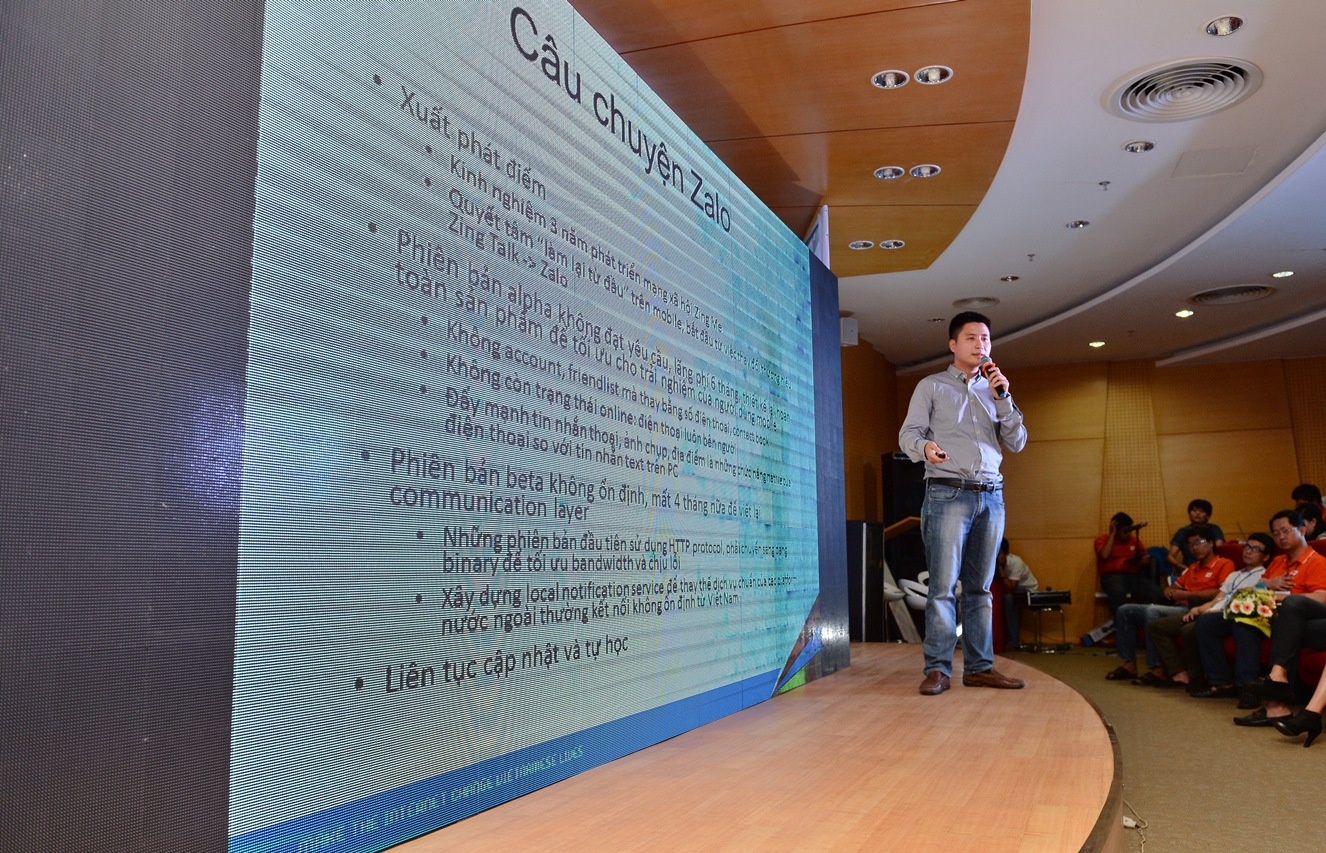 Để cụ thể, ông Khải đưa ra câu chuyện Zalo, VNG có phiên bản alpha không đạt yêu cầu, lãng phí 6 tháng, thiết kế lại hoàn toàn sản phẩm để tối ưu cho trải nghiệm của người dùng mobile. Đồng thời, phiên bản beta không ổn định, mất 4 tháng nữa để viết lại communication layer. Sau những thất bại trên, cùng với việc rút ra bài học, liên tục cập nhật và tự học hỏi, đến nay Zalo trở thành ứng dụng OTT hàng đầu VN với hơn 10 triệu người dùng.