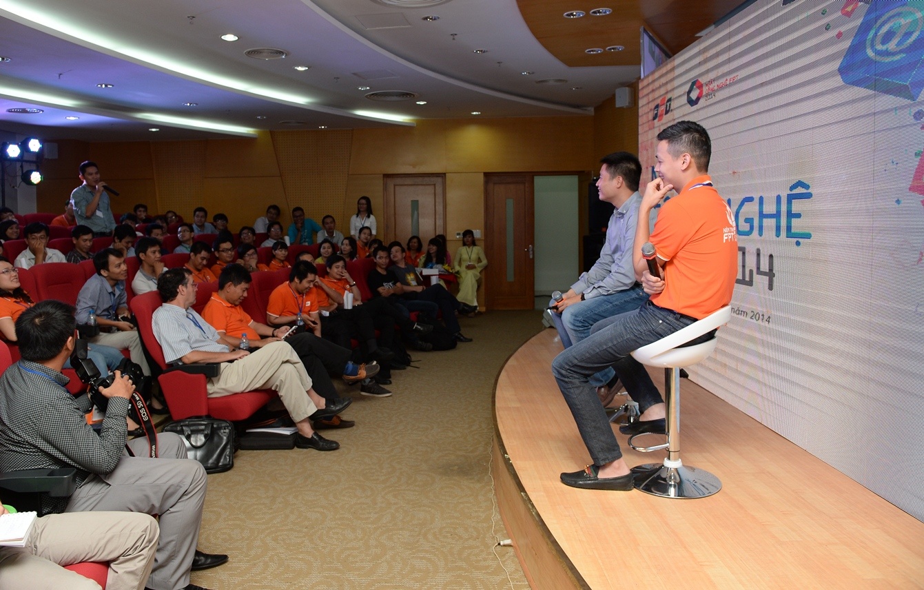 Đồng ý với những chia sẻ của người đứng đầu dự án Zalo trên sân khấu, nhiều người trong khán phòng bày tỏ lo lắng cho Zalo trong tương lai, khi vẫn phải tiếp tục cạnh tranh với những sản phẩm OTT quốc tế khác tại VN. Một thành viên đặt câu hỏi liệu Zalo có đầu tư quyết liệt vào các tính năng như đàm thoại tiếng và hình miễn phí để cạnh tranh không. Câu trả lời là không sau đó của ông Khải đã làm tất cả bất ngờ.