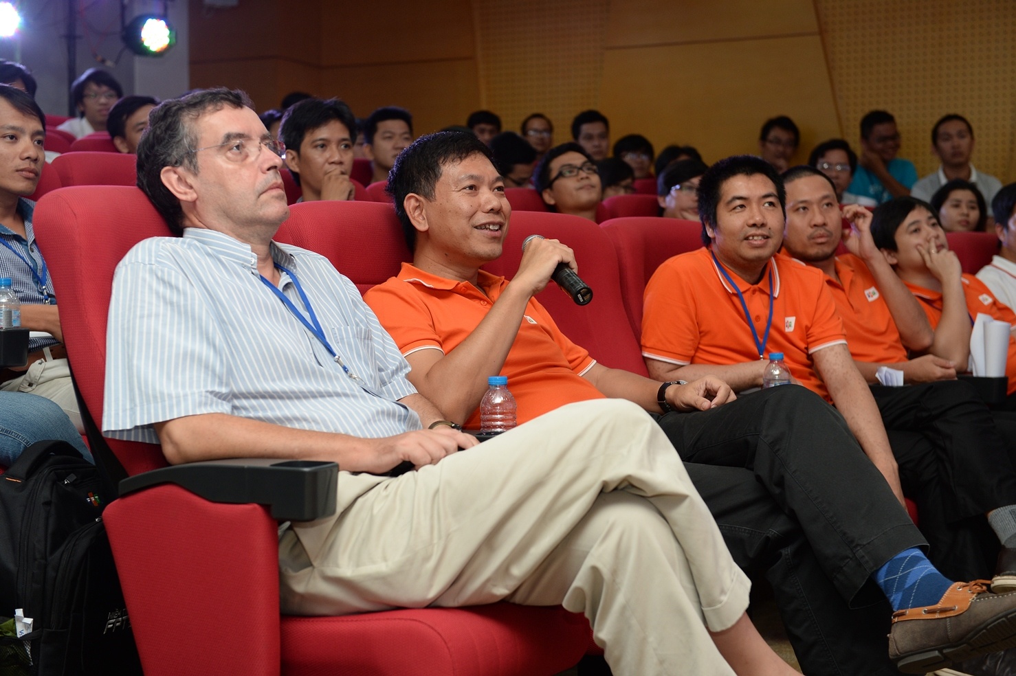 Ngạc nhiên câu trả lời của ông Khải, CTO FPT Nguyễn Lâm Phương hỏi lý do nào VNG lại tin tưởng điều này, ông Khải cho rằng OTT như Zalo có hai điểm lợi thế là trao đổi trực tiếp và địa điểm. Điều này giúp người có nhu cầu mua sản phẩm có thể tra cứu rất nhanh địa điểm nơi nó muốn mua món hàng và chat trực tiếp với chủ tiệm. Tuy nhiên, để cụ thể hóa và thành công với mô hình này, ông Khải nhấn mạnh tất cả mới là khởi đầu, kể cả với những ứng dụng OTT khác trên nhiều thị trường Nhật, Hàn Quốc, Trung Quốc và Mỹ.