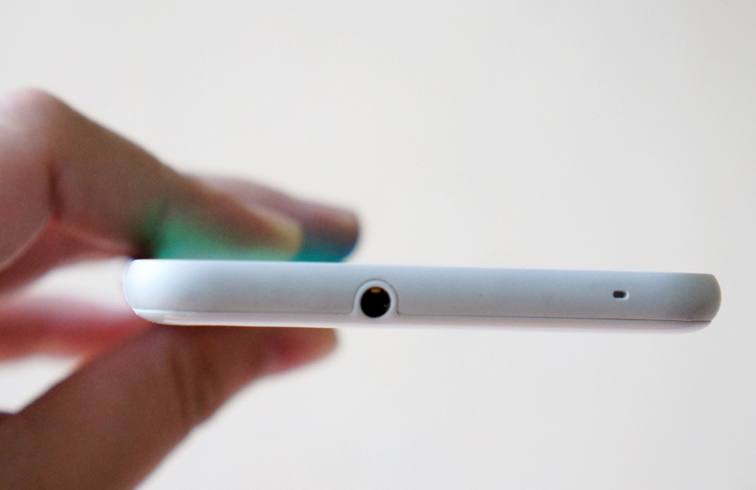 Các chi tiết của Desire 816 đơn giản nhưng hài hòa.