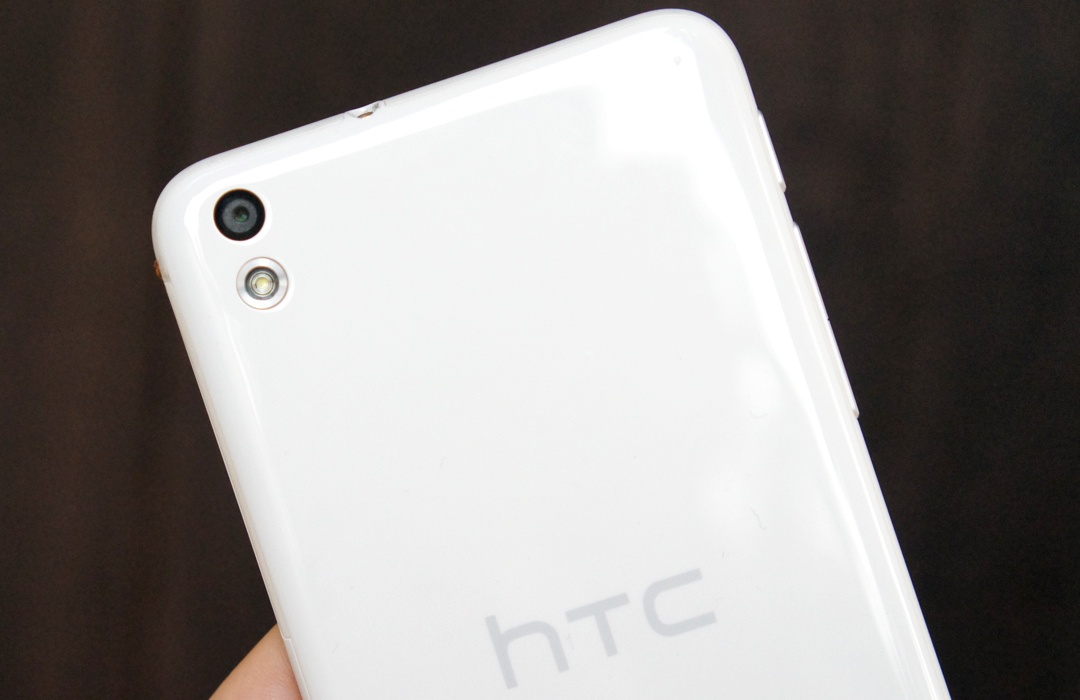 Cụm camera sau của Desire 816 được thiết kế gọn, cụm flash có đường bo đẹp mắt.