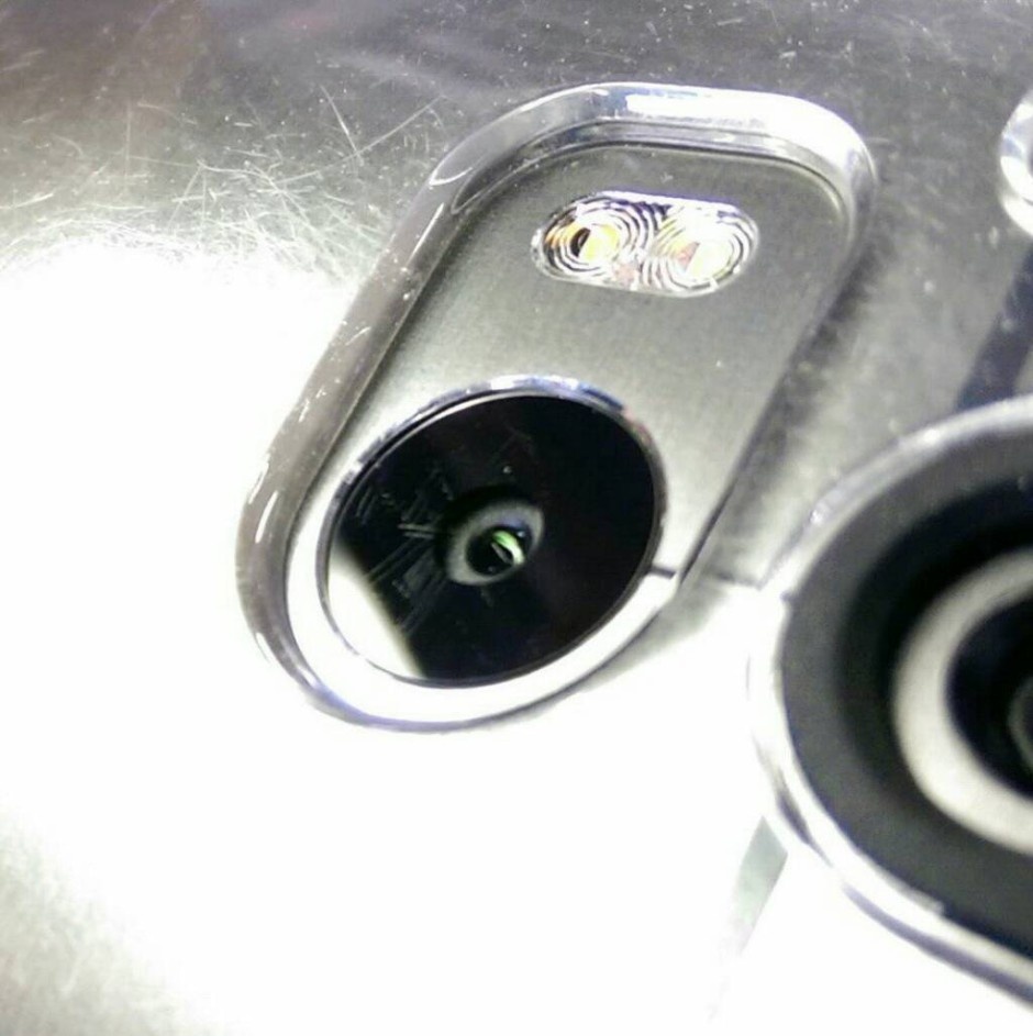 Hình ảnh mặt kính camera của One M8 bị xước, đăng tải trên diễn đàn XDA Developers.