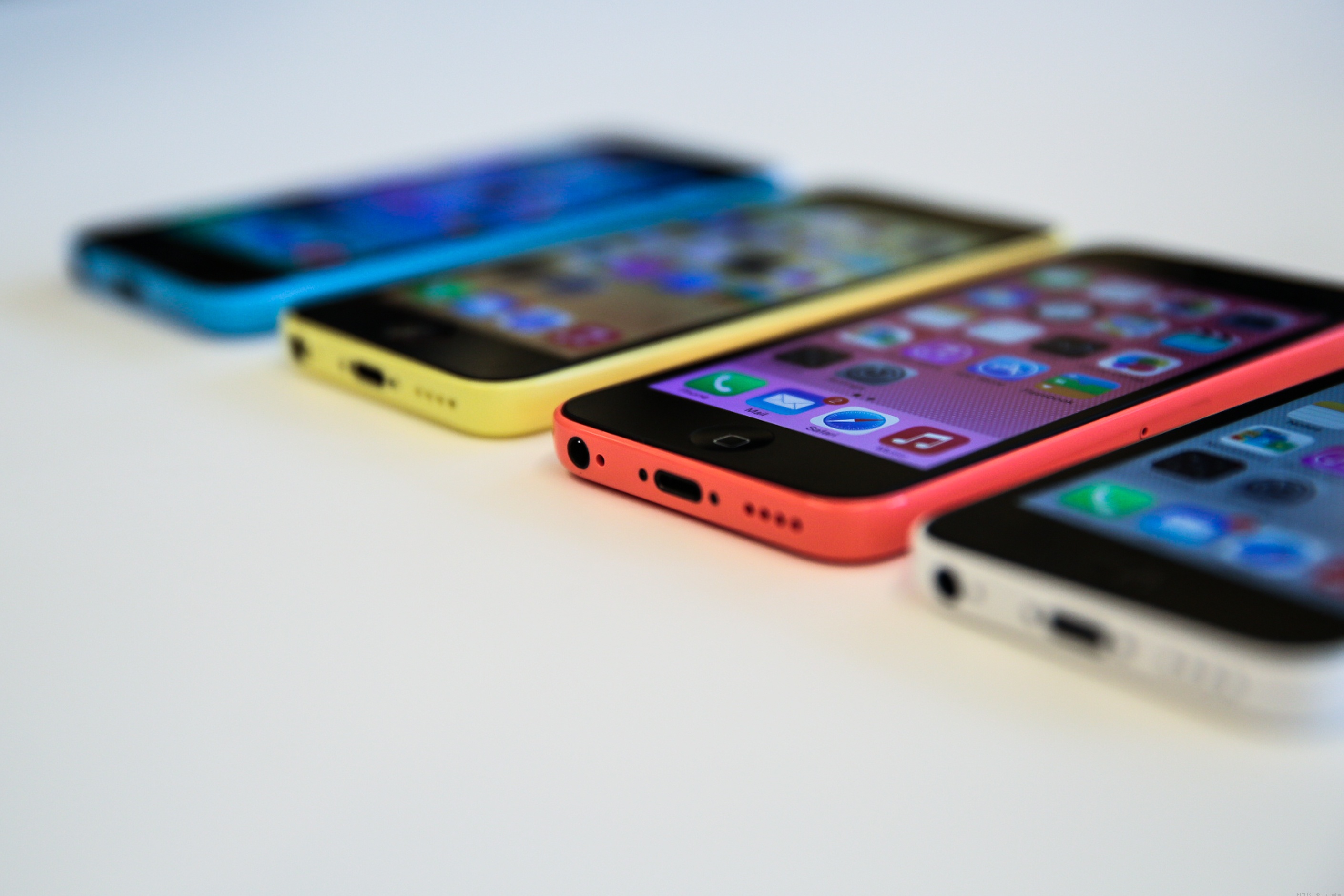 Apple ban iPhone 5C 8GB gia sieu dat tai An Do hinh anh