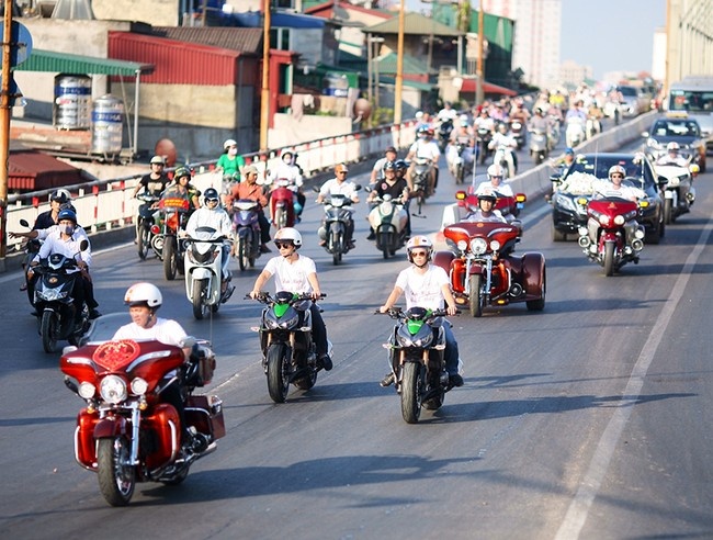 Kawasaki Z1000 va dan moto khung rong ran di ruoc dau hinh anh