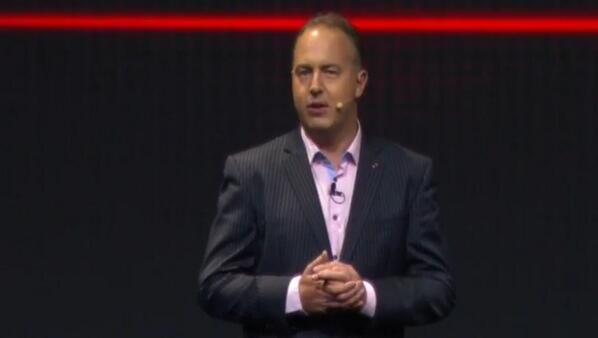 00.25: James Marshall - Trưởng bộ phận marketing thiết bị di động của LG lên sân khấu giới thiệu về tính năng mới trên LG G3.