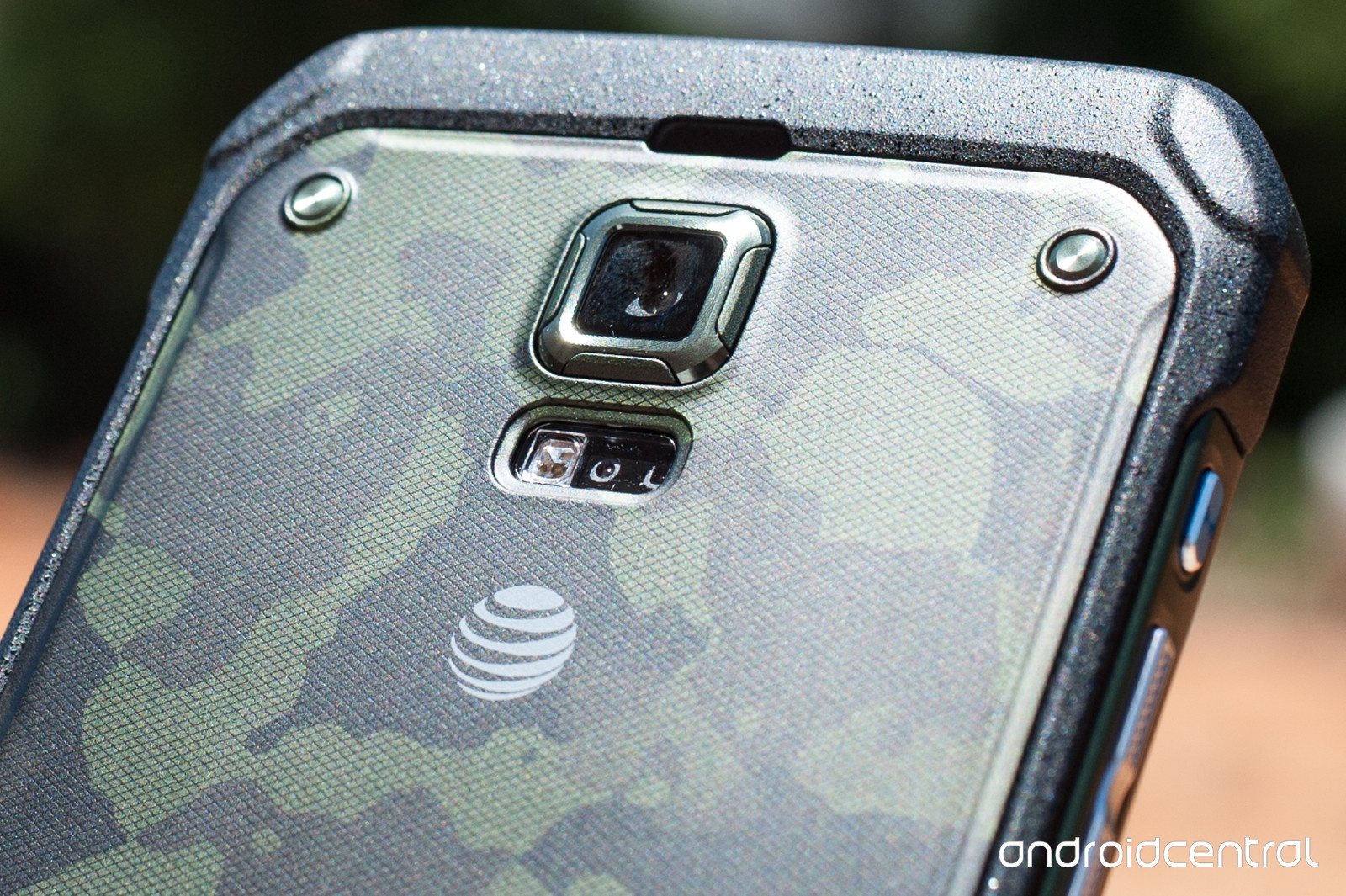 Cụm camera và cảm biến đo nhịp tim của máy có thêm một vài nắp nhựa bảo vệ.