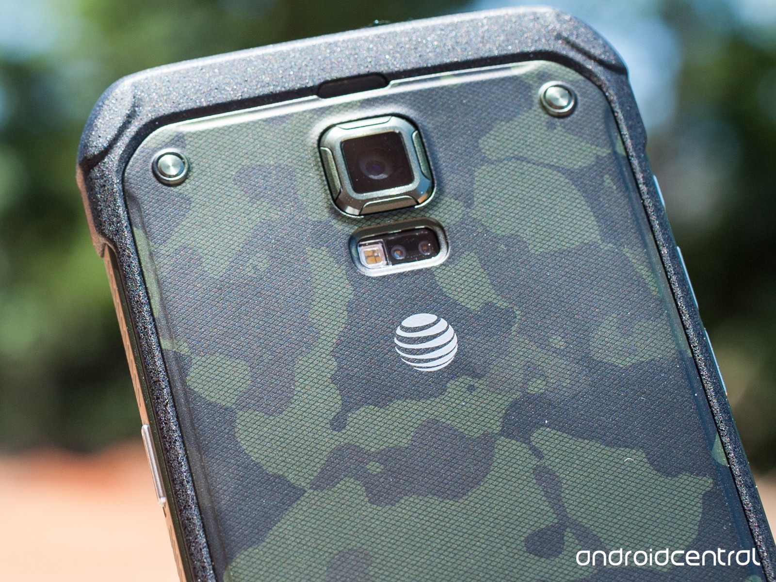 Sự khác biệt về hình thức của model này so với S5 là điều dễ nhận thấy. Những đường nét mềm mại của S5 đã biến mất, thay vào đó là một sản phẩm có kiểu dáng giống như trong các bộ phim khoa học viễn tưởng.