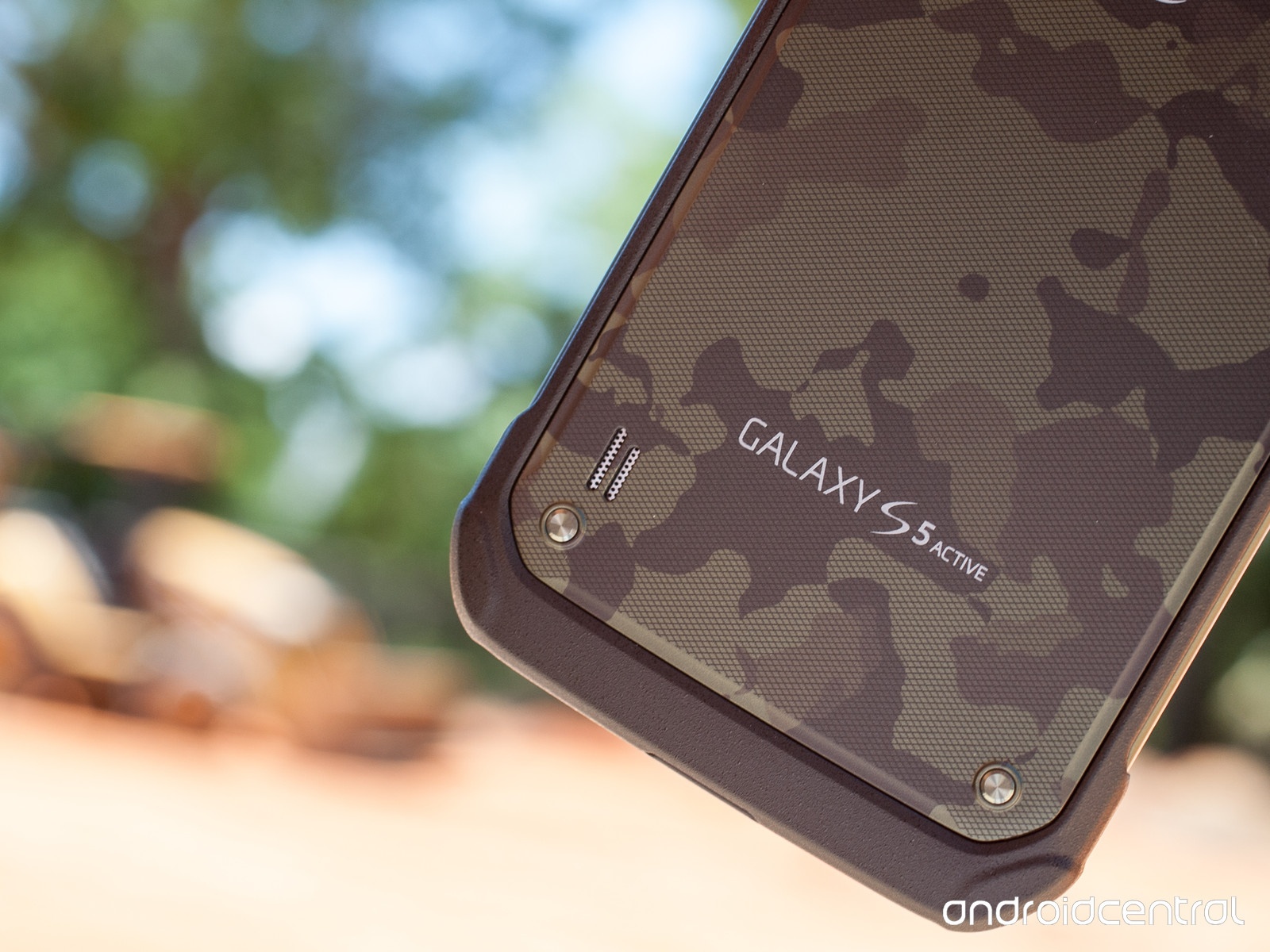 Giống như chiếc Galaxy S4 Active, đây khó có thể coi là một sản phẩm đẹp về kiểu dáng. 