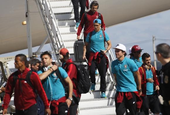 Tuyển thủ Bồ Đào Nha dùng tai nghe của Beats khi xuống sân bay tham dự World Cup. Ảnh: Reuters.