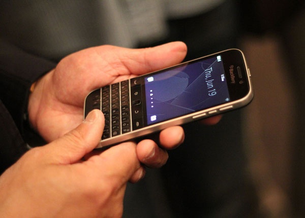 Anh thuc te bo doi BlackBerry Passport va Classic hinh anh