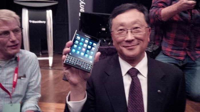 CEO BlackBerry khoe chiec Passport hinh anh