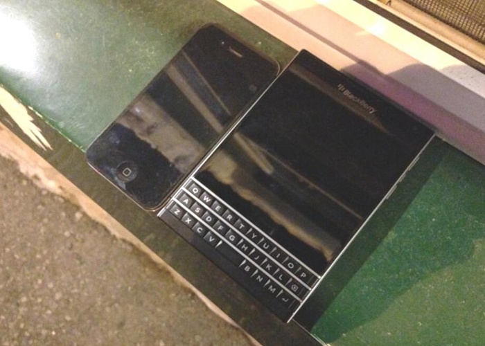 Can canh BlackBerry Passport hinh anh