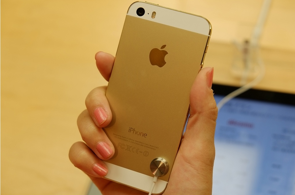Gia iPhone 5S xuong thap van e, khach cho iPhone 6 hinh anh