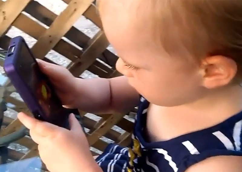 Be gai 2 tuoi dung BlackBerry nhu tin do chuyen nghiep hinh anh