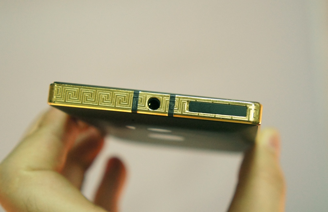 Sau khi mạ xong, phần khung của máy sẽ được phủ một lớp nano (hoặc lớp dán bảo vệ) để tránh bị hao mòn.