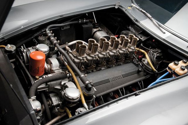 Động cơ V12 300 mã lực dùng để đua của siêu xe 50 tuổi này.